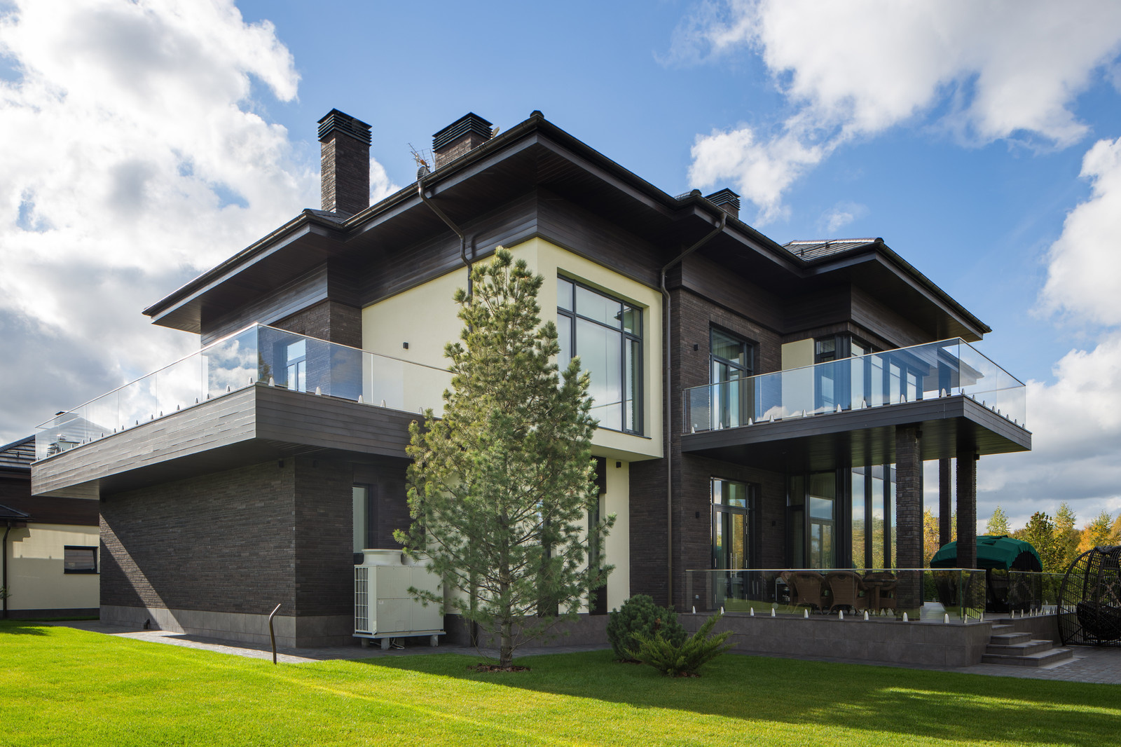 Загородный дом в посёлке Монтевиль - балконы и террасса