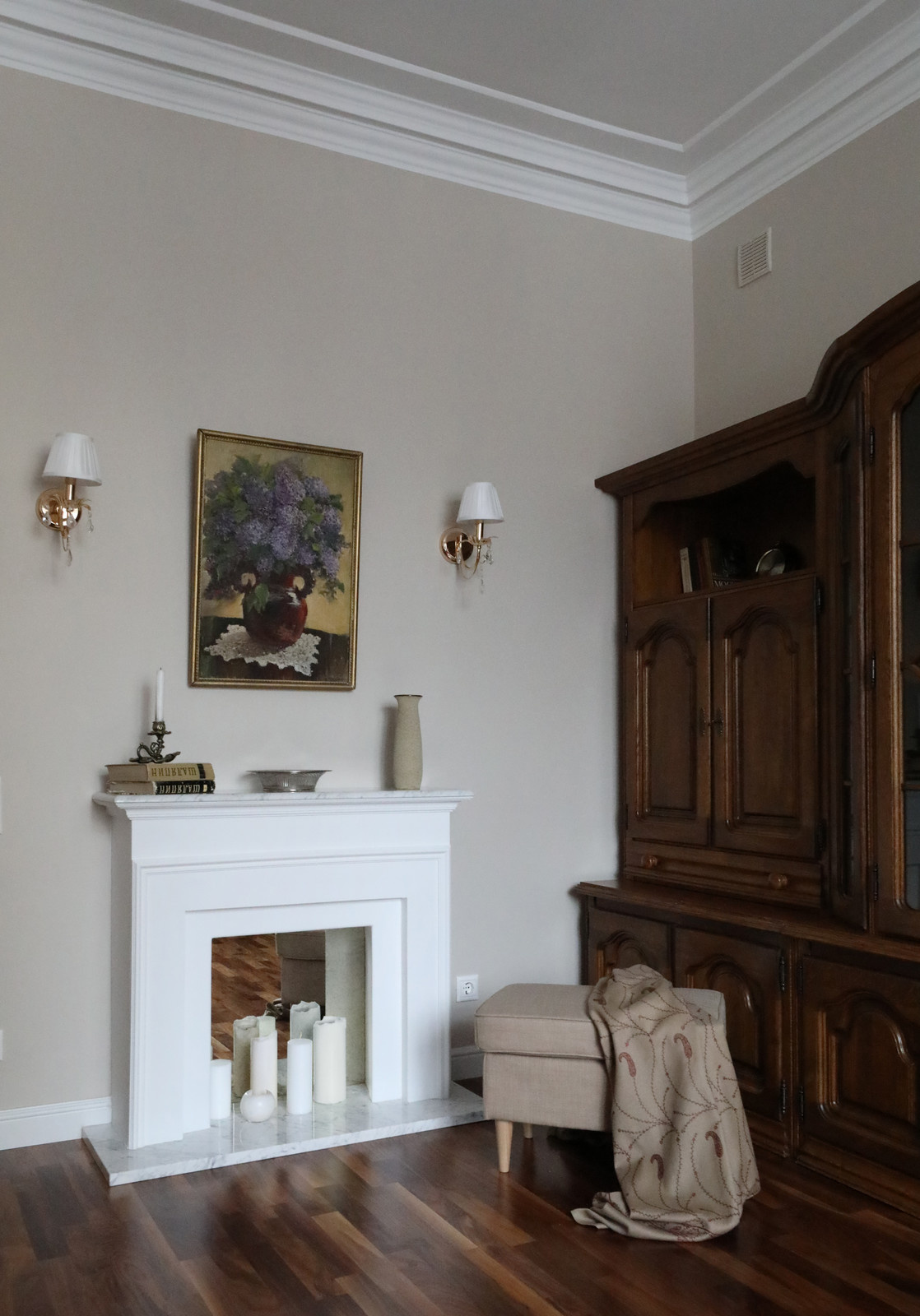 Гостиная. Вид на декоративный камин.