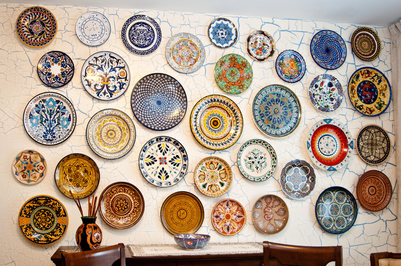 Обложка проекта: Стена с тарелочками в уютной кухне