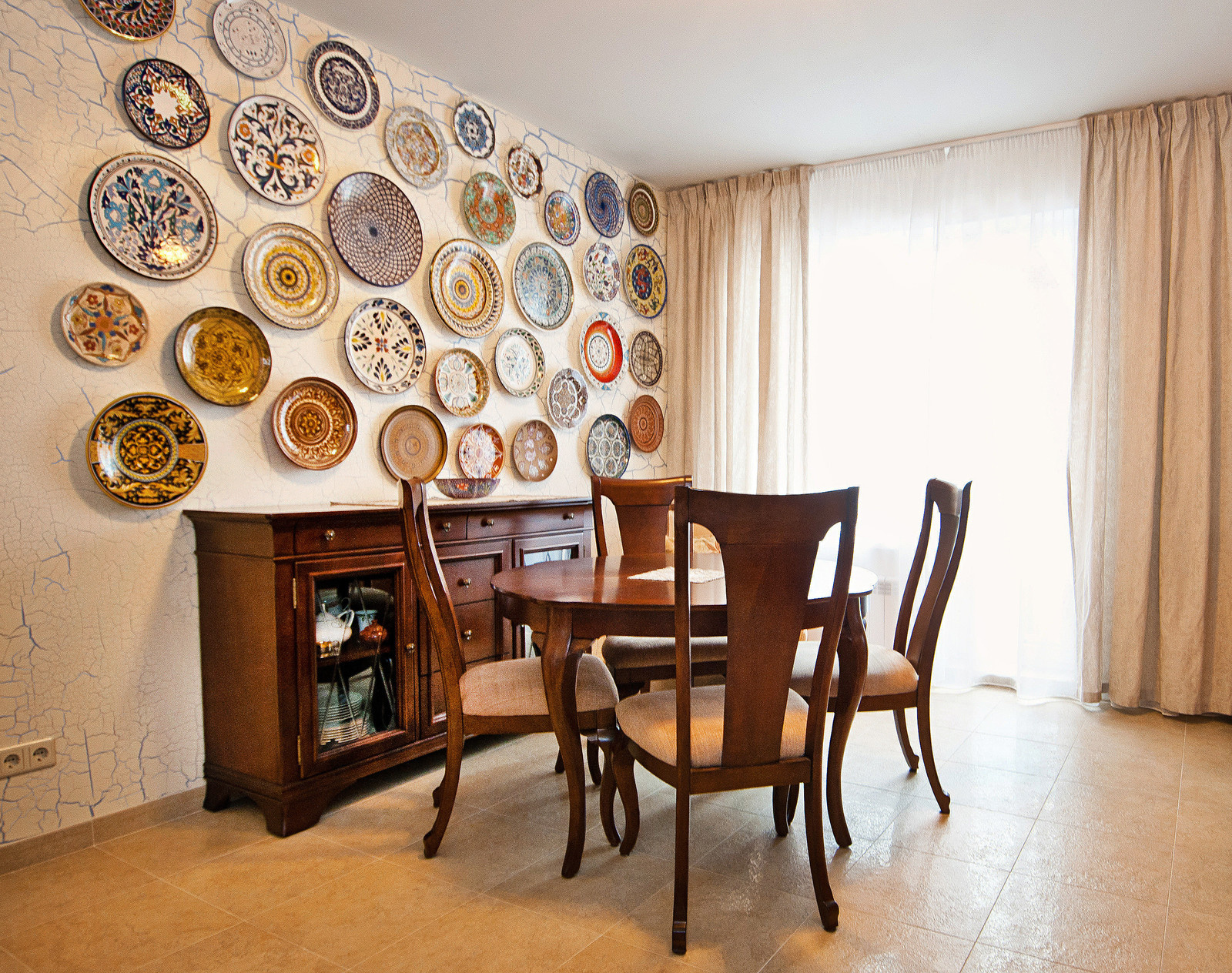 Стена с тарелочками в уютной кухне