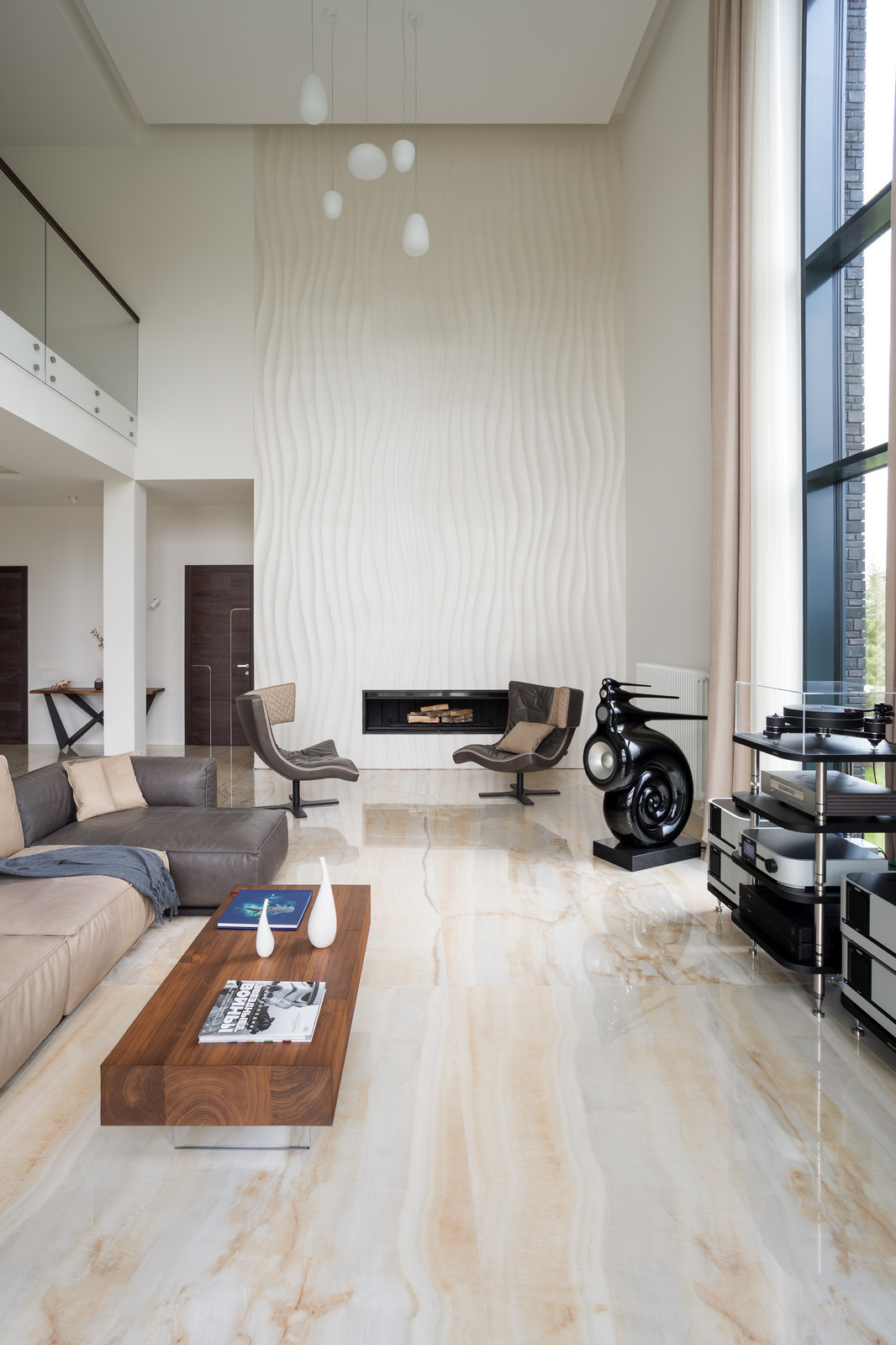 Семейная комната отдыха с музыкальным центром