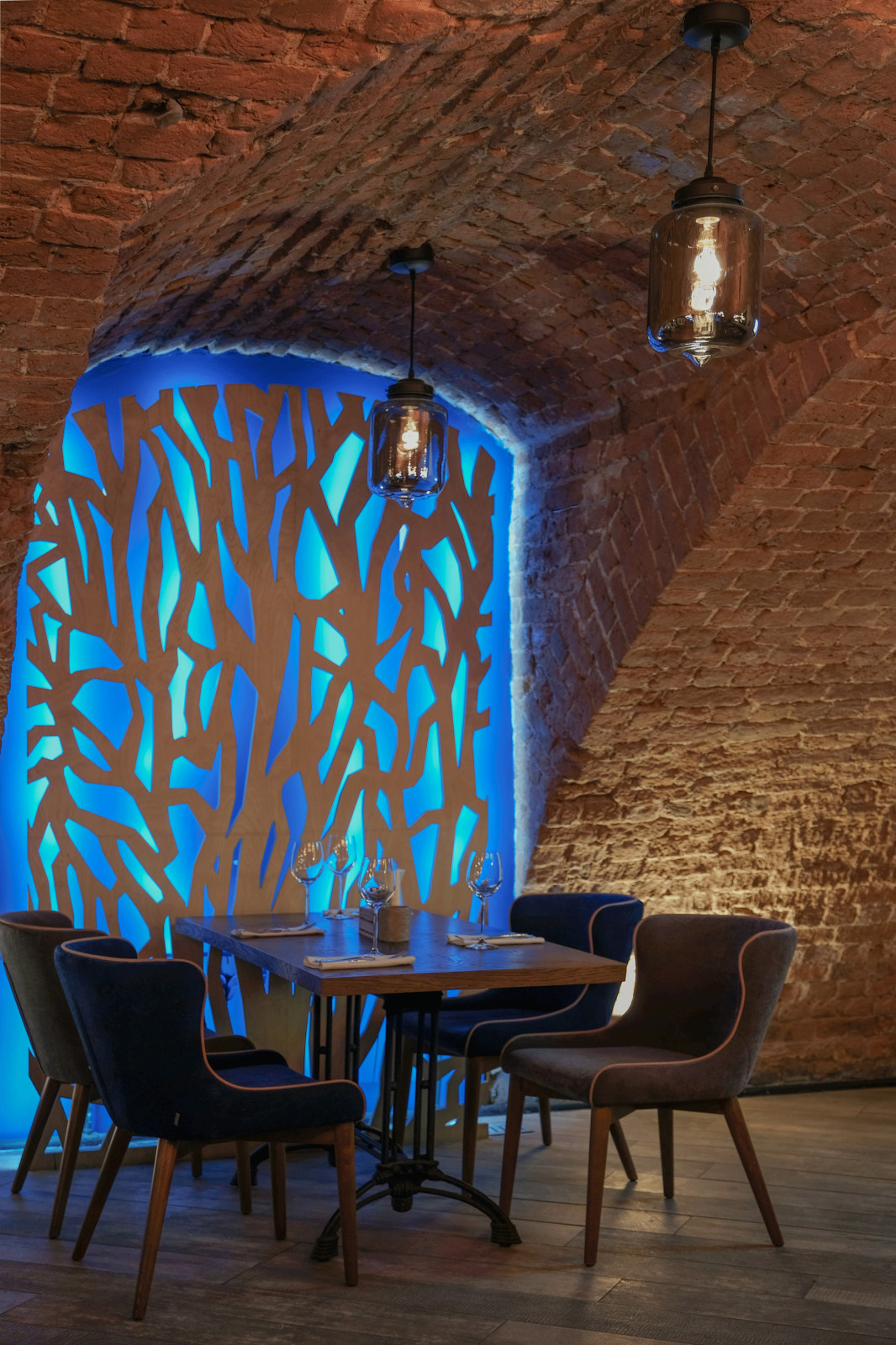 Обложка проекта: Винный погреб с барной стойкой из дров и камином