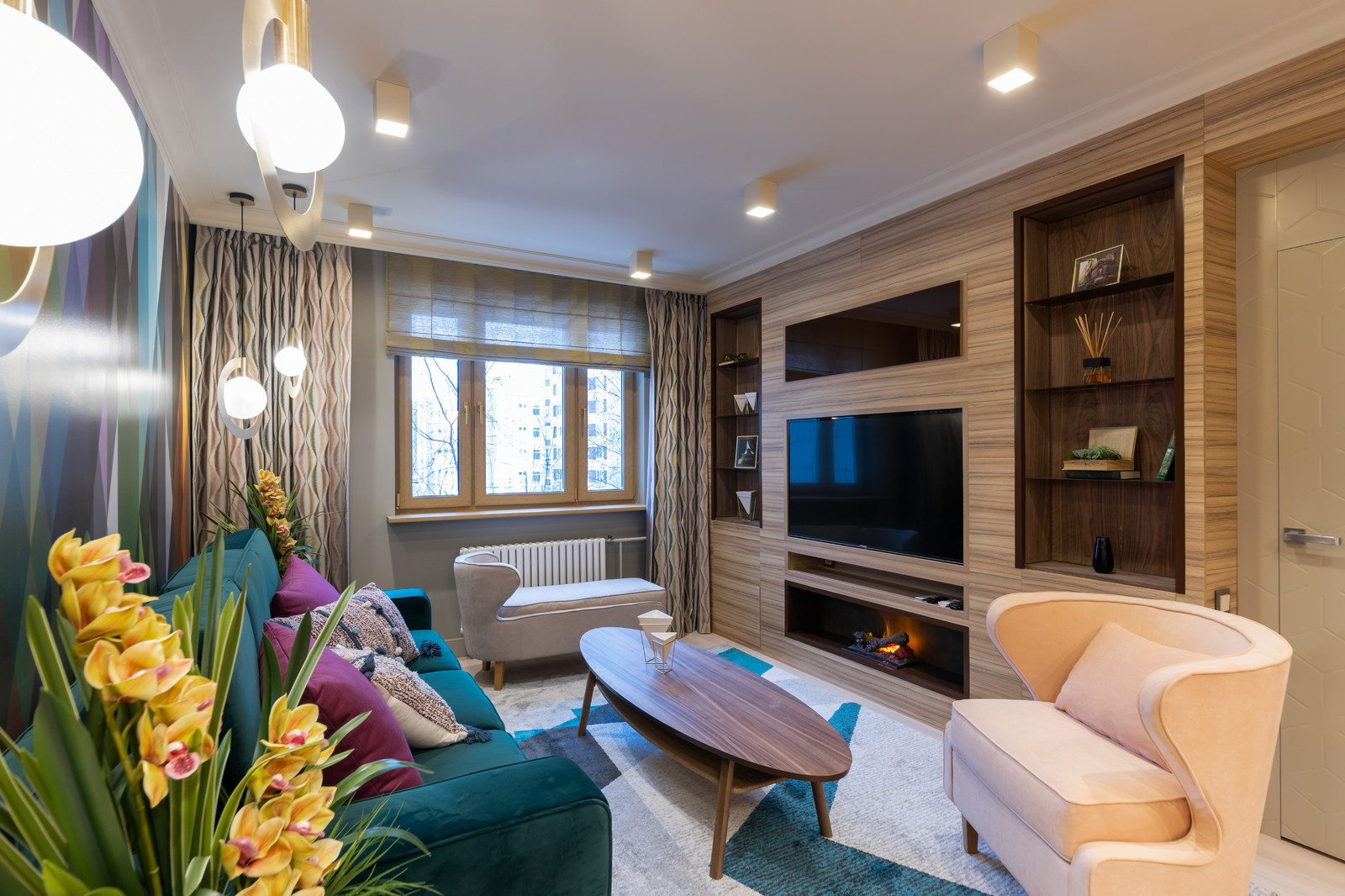 Обложка проекта: Гостиная с камином, пианино и цветными ромбами