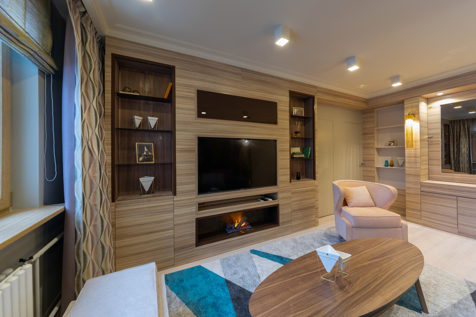 Гостиная с камином, пианино и цветными ромбами