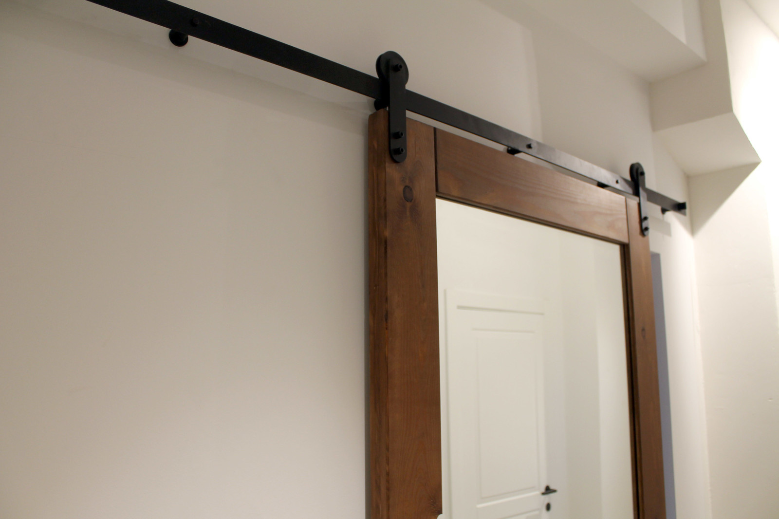 Амбарная дверь с зеркалом