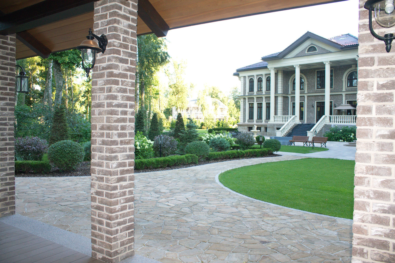 Сад резиденции для большой семьи