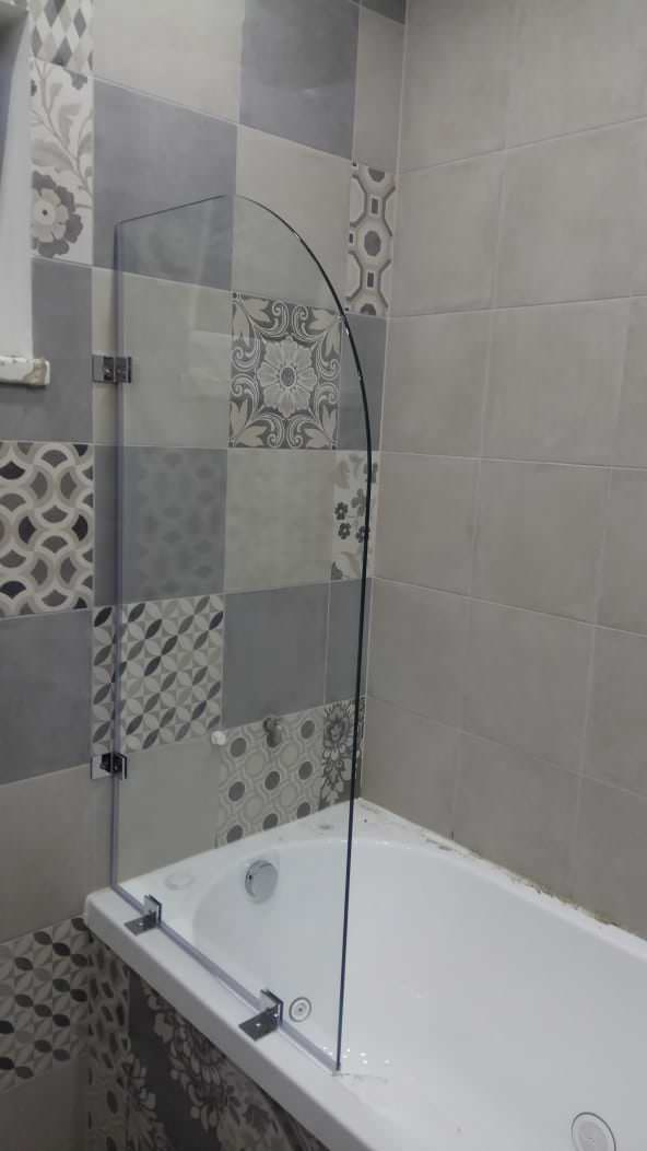 Стеклянные шторка на ванну