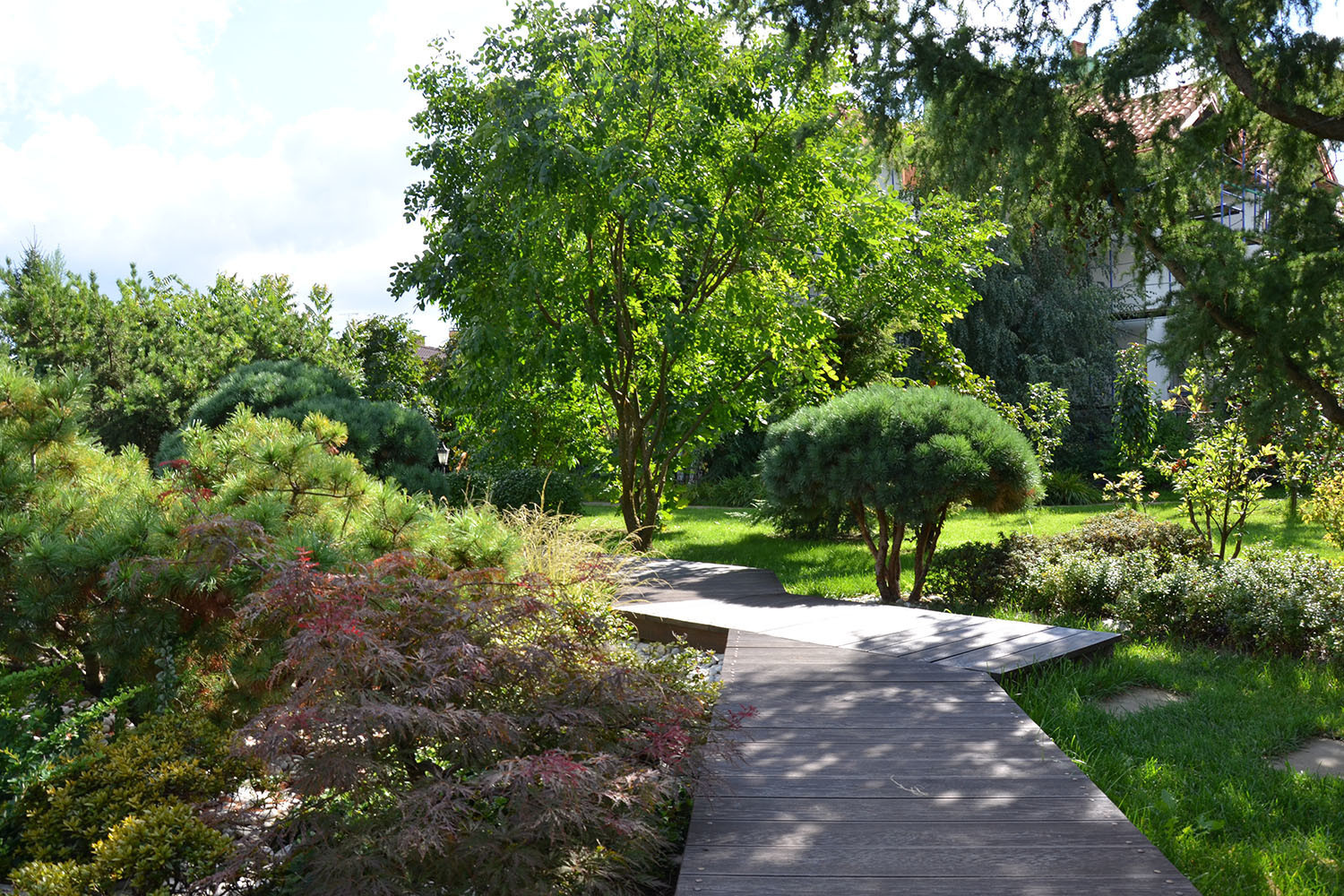 Ландшафтный сад с прудом в КП "Европа"