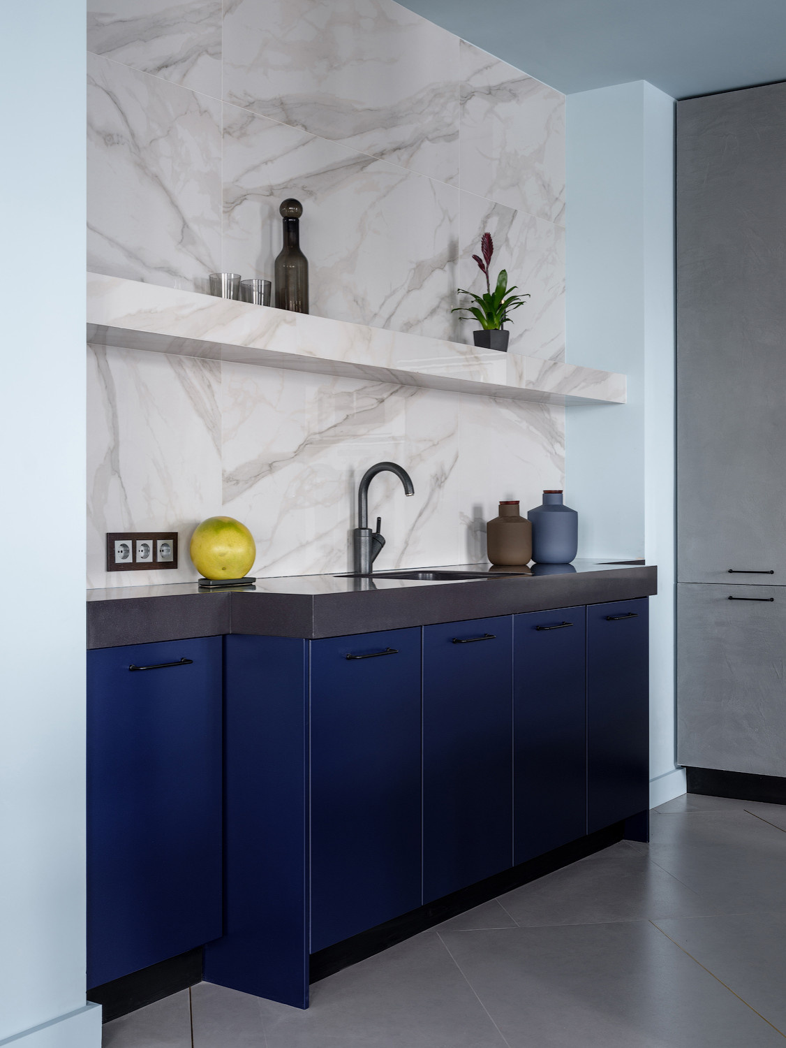 Фотоохота:  27 кухонь «без верха» — с полкой над фартуком