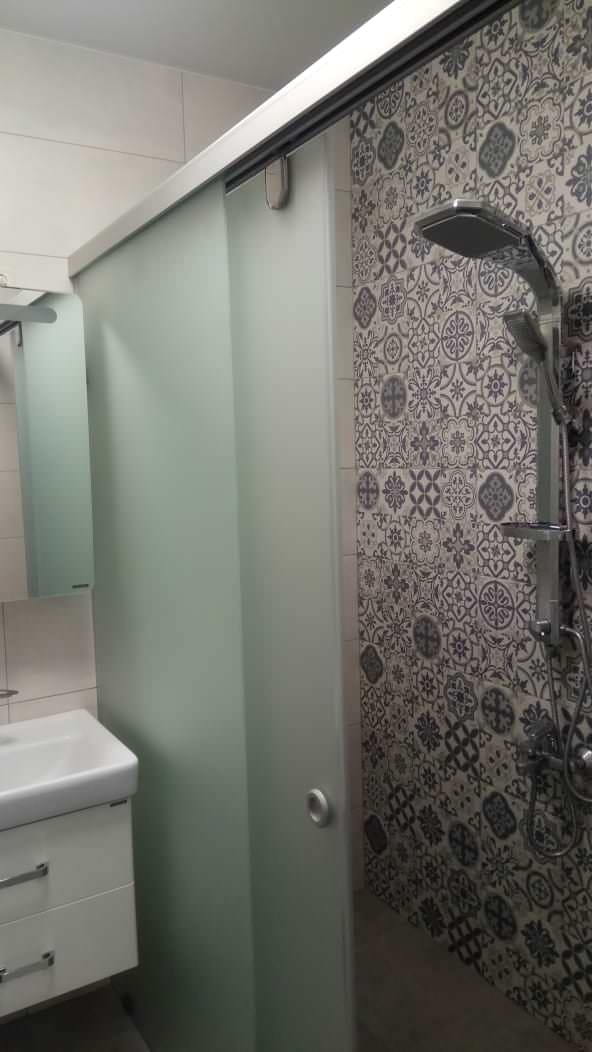 Стеклянная раздвижная перегородка