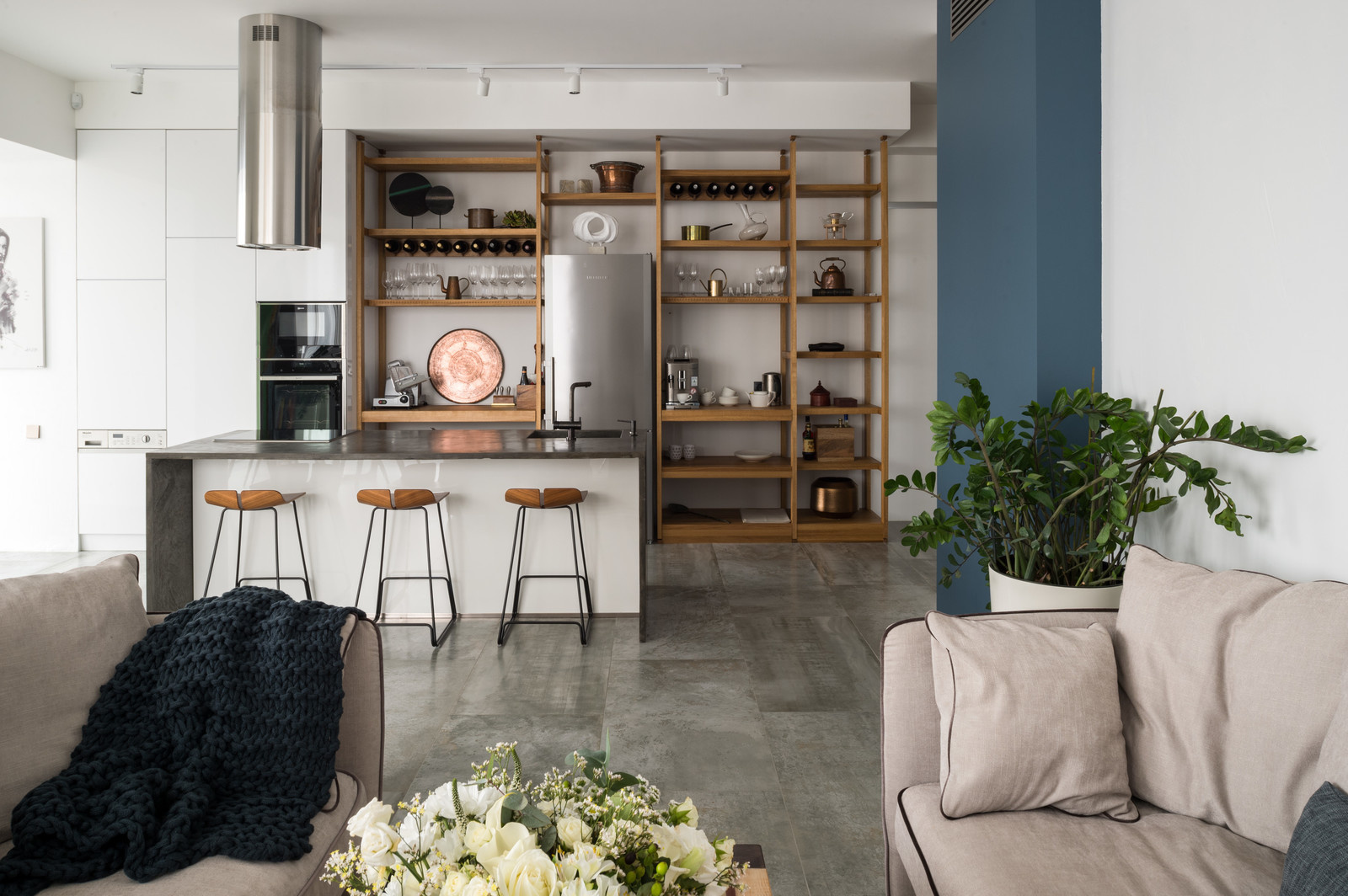 Есть решение: 9 вариантов, где проходная кухня рядом с коридором