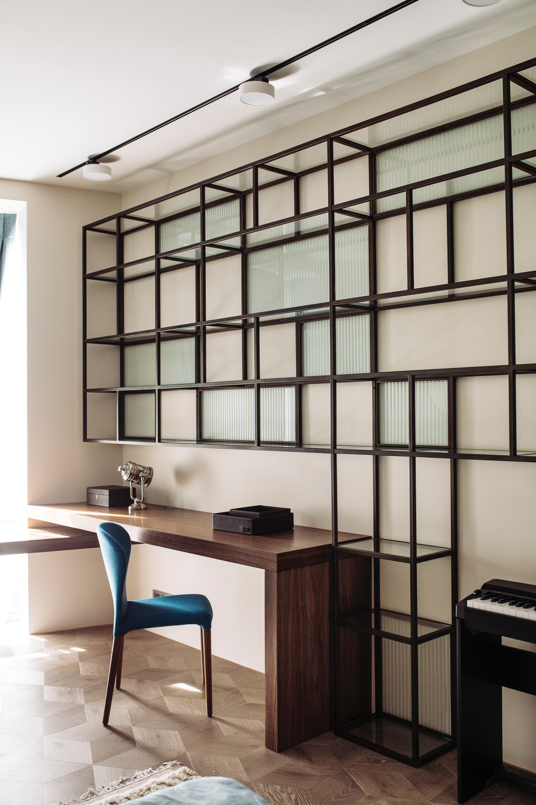 Письменный стол и книжный шкаф