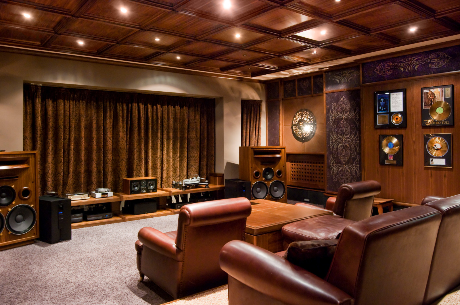 Кинотеатр в частном доме в соавторстве с Анастасией Гавриловой