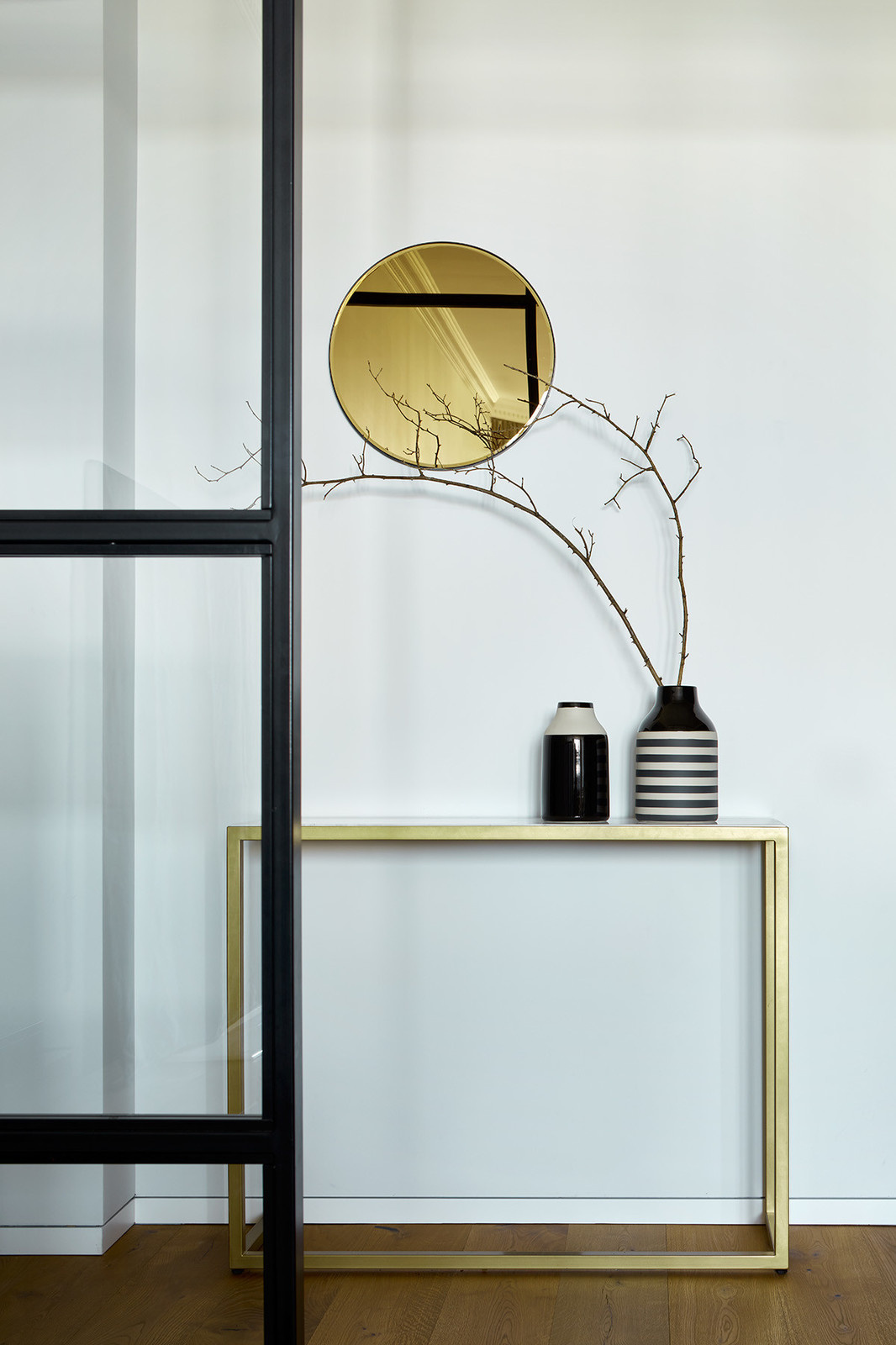 Современный интерьер с элементами индустриального стиля для семьи с двумя детьми