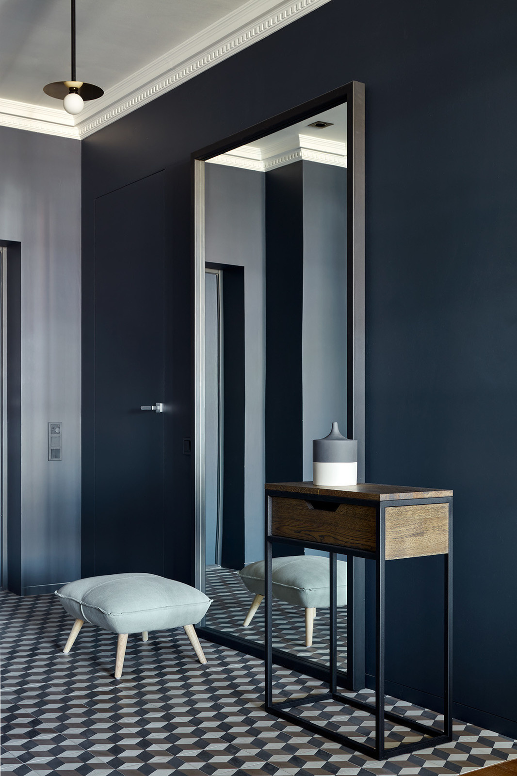 Современный интерьер с элементами индустриального стиля для семьи с двумя детьми