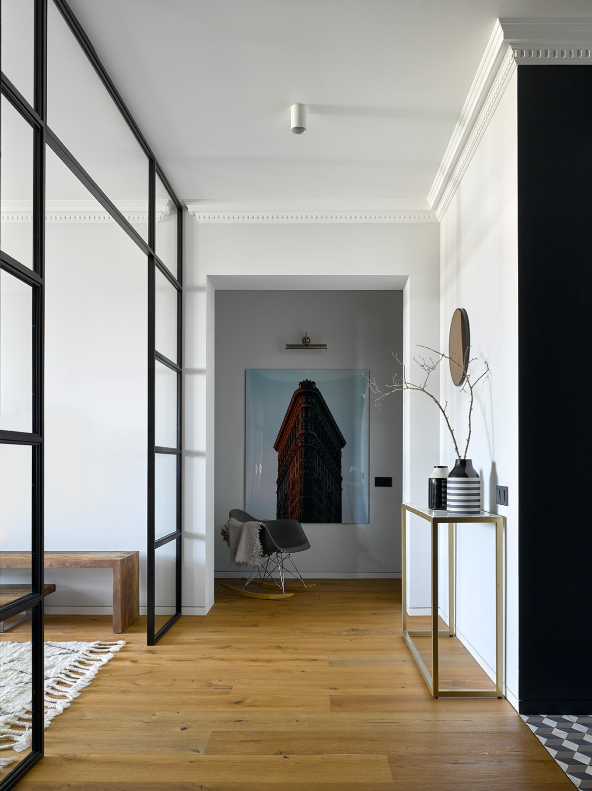 Современный интерьер с элементами индустриального стиля для семьи с двумя детьми