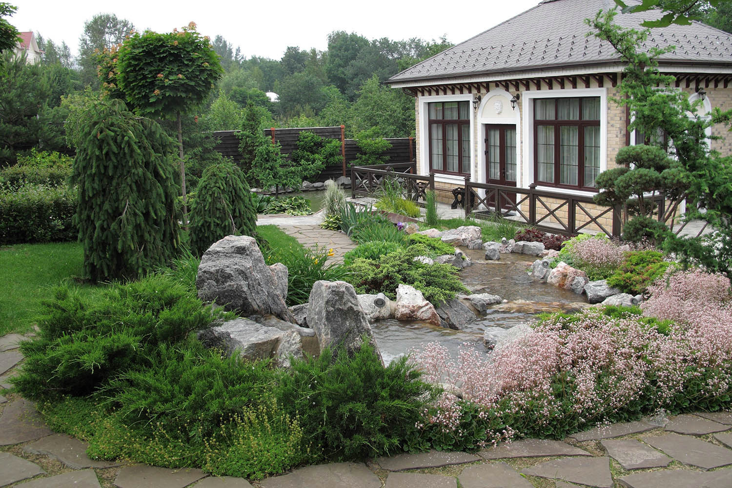 Сад с ручьем В Новогорске 2009 г