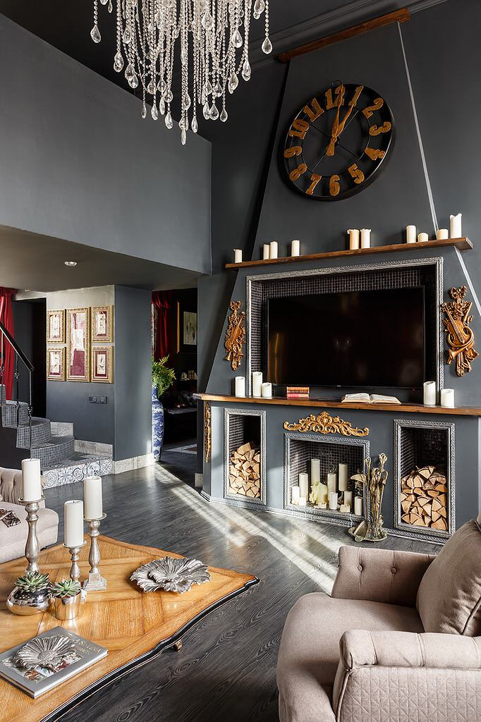 В гостях: Квартира с тёмными стенами в старом Петербурге