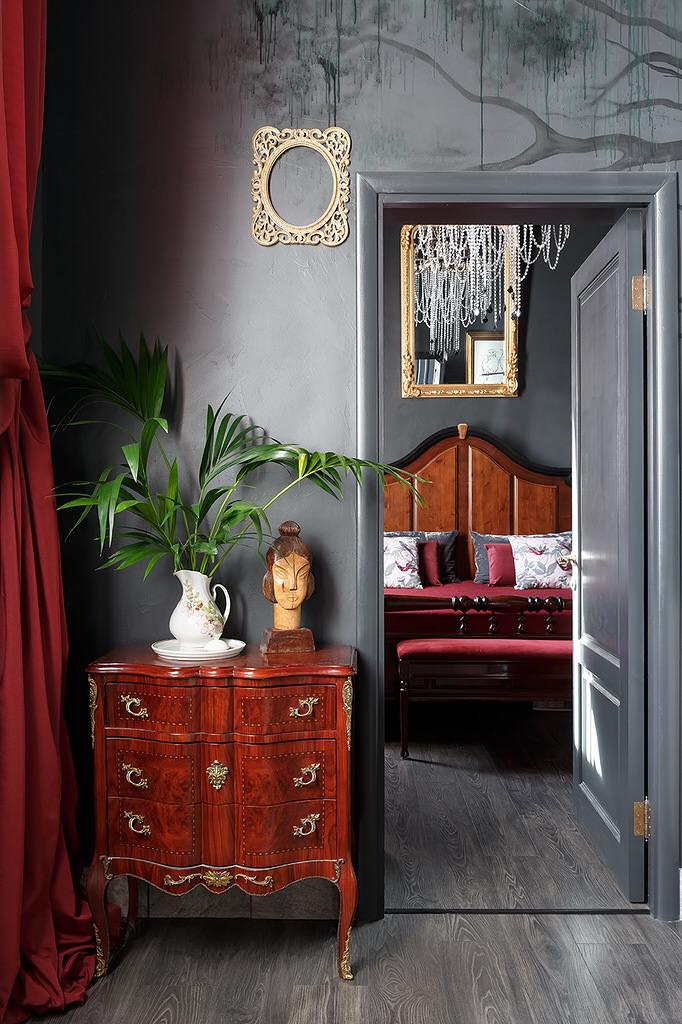 В гостях: Квартира с тёмными стенами в старом Петербурге