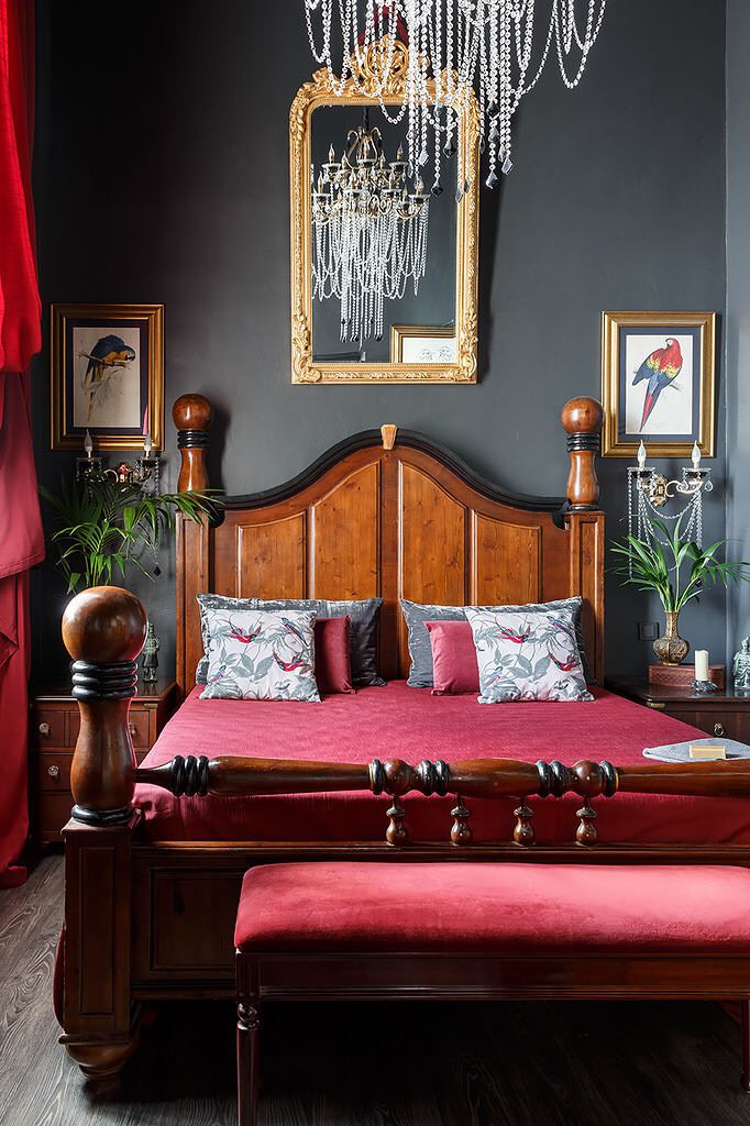 В гостях: Квартира с тёмными стенами в старом Петербурге