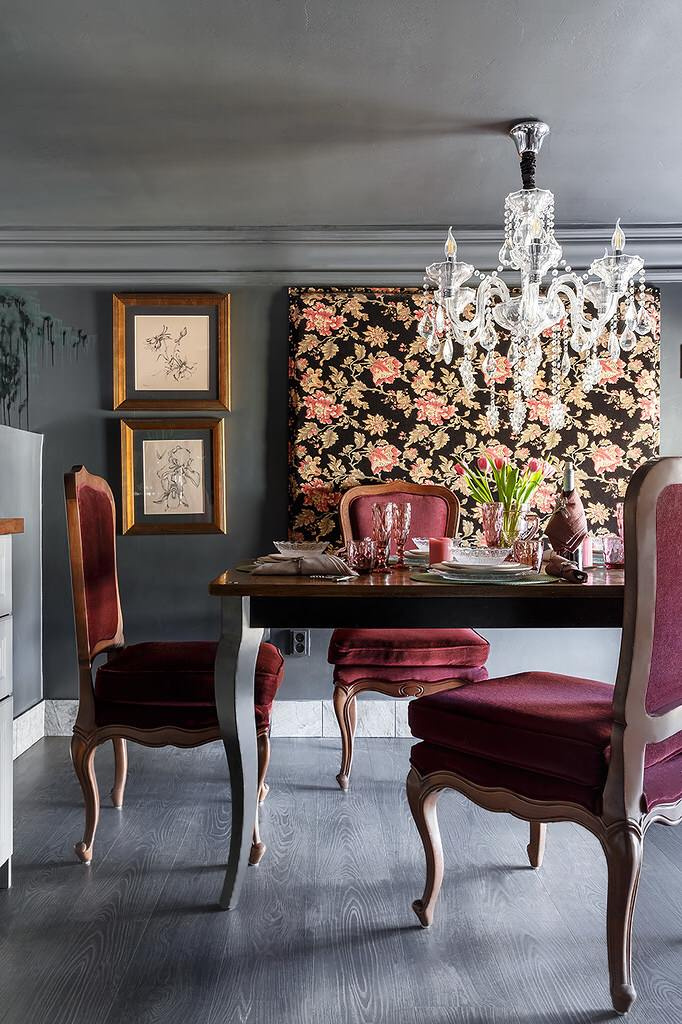 В гостях: Квартира с тёмными стенами в старом Петербурге