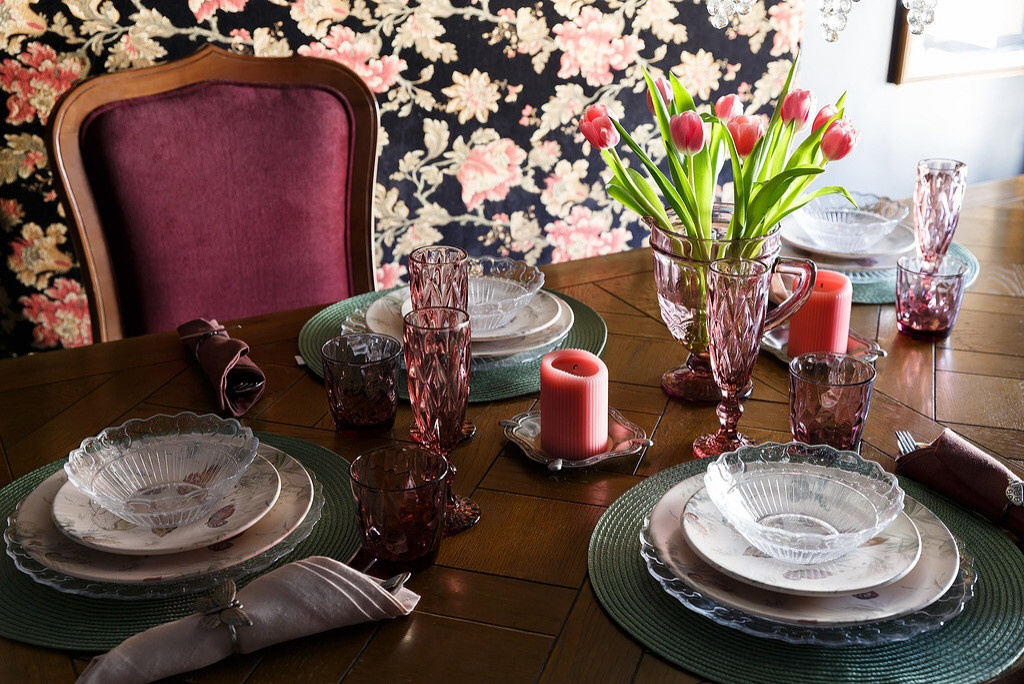 В гостях: Квартира с тёмными стенами в старом Петербурге