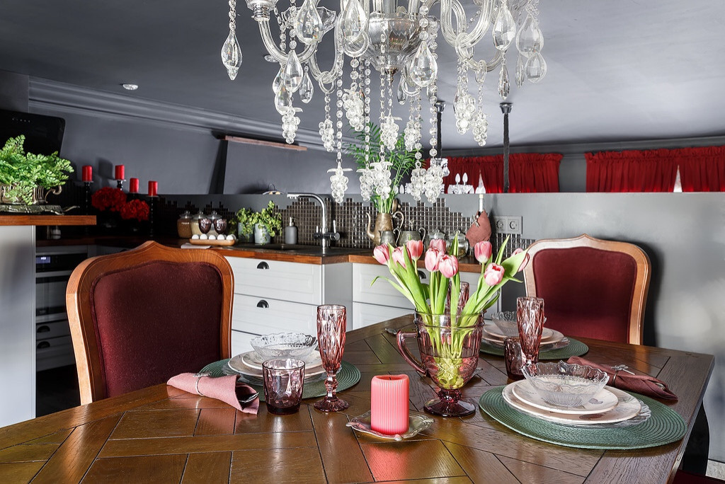 В гостях: Квартира с тёмными стенами в старом Петербурге