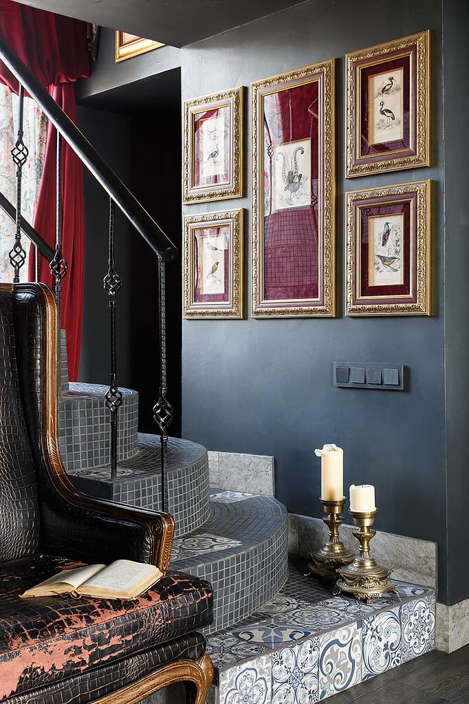 В гостях: Квартира с тёмными стенами в старом Петербурге
