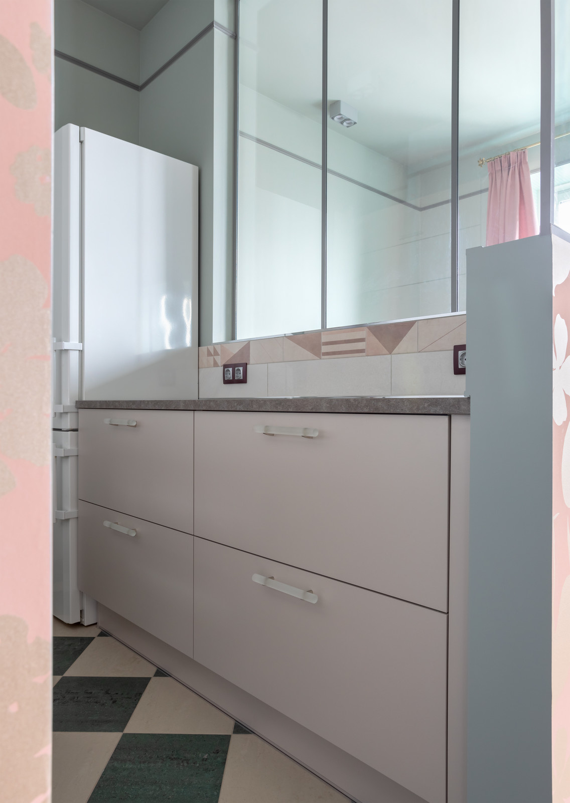 Кухня-аквариум для квартиры студии