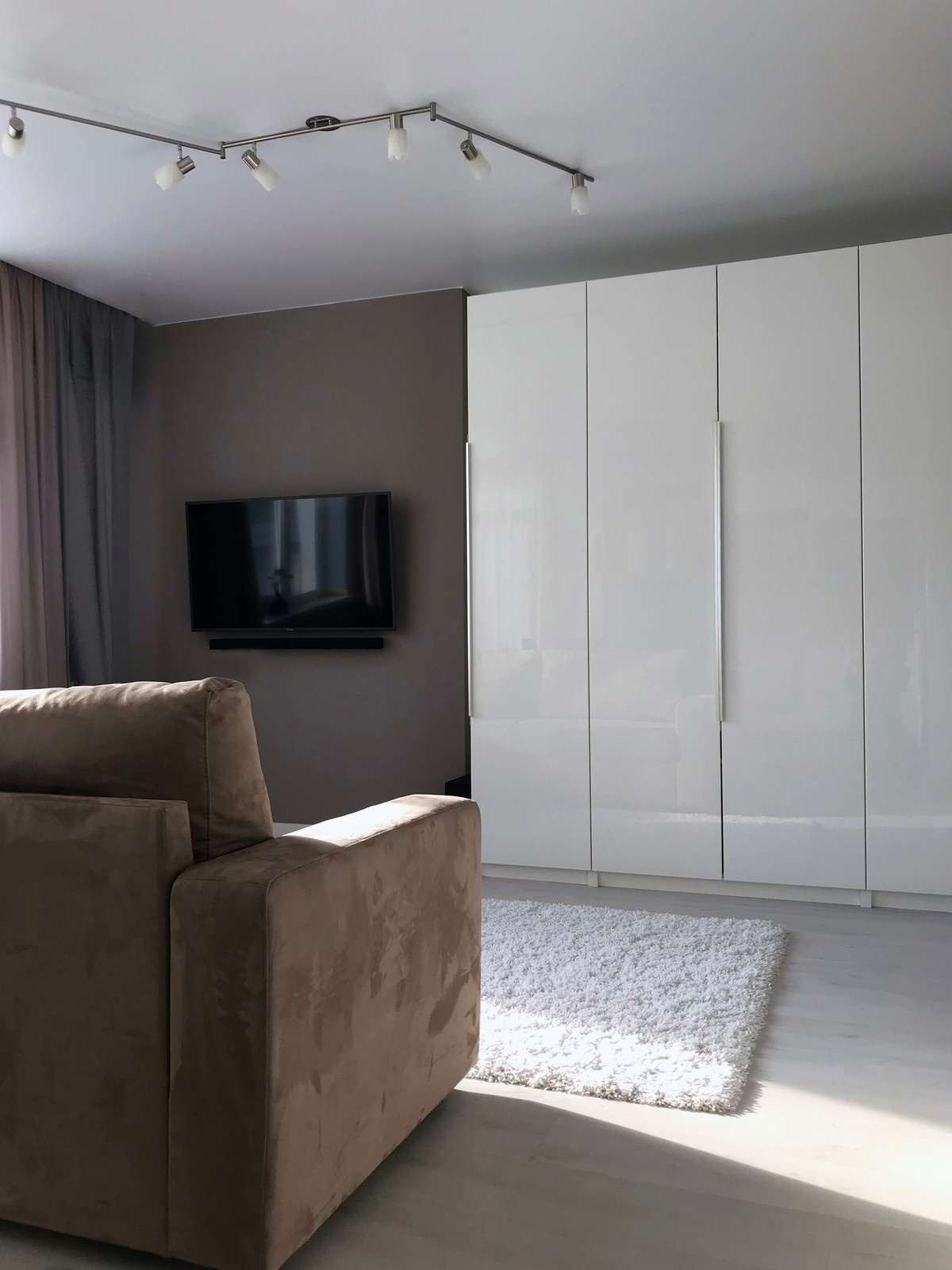 Однокомнатная белая студия