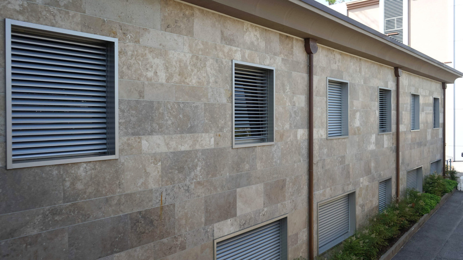 облицовка фасадов травертином из Ирана