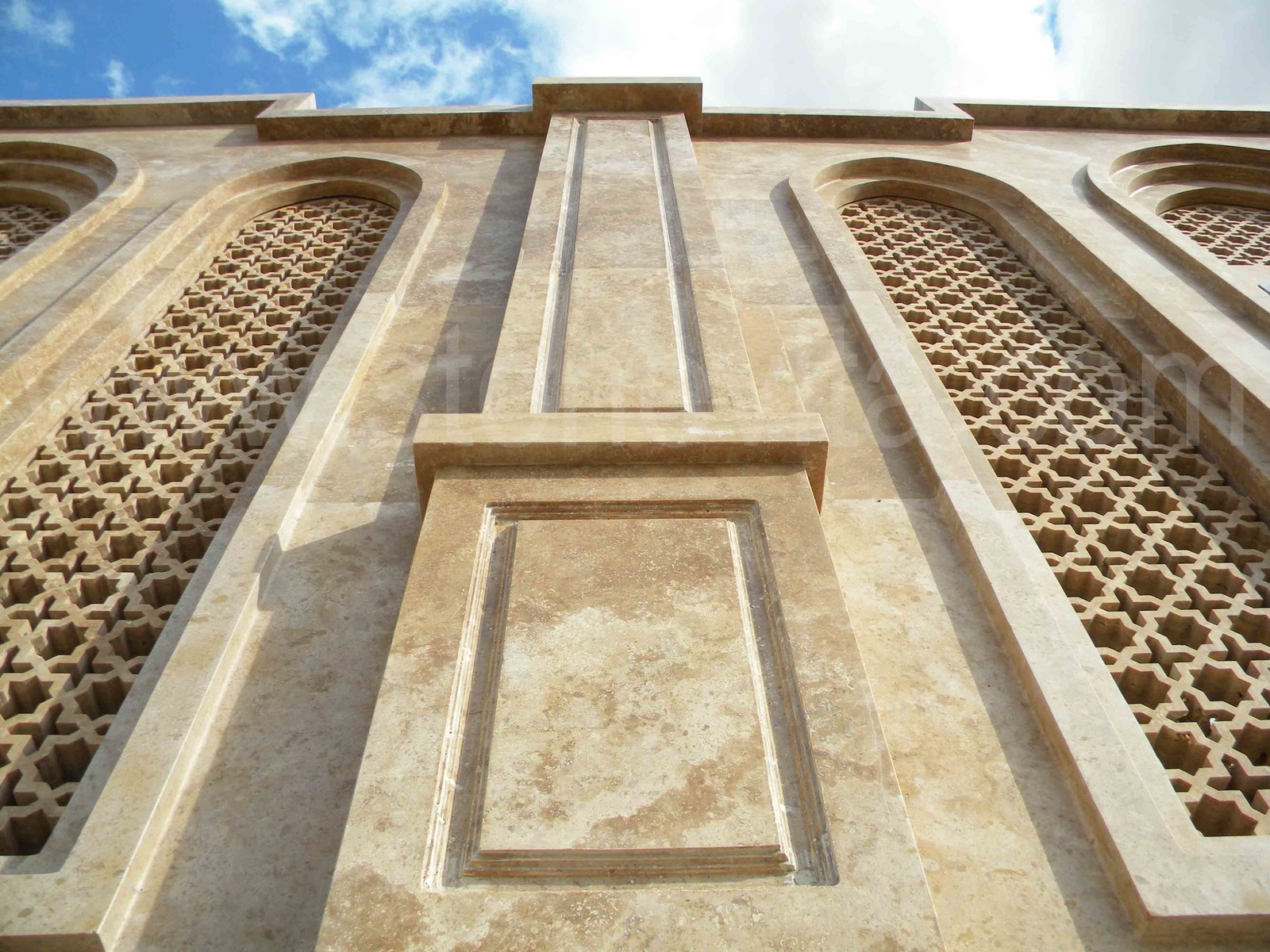 облицовка фасадов травертином из Ирана