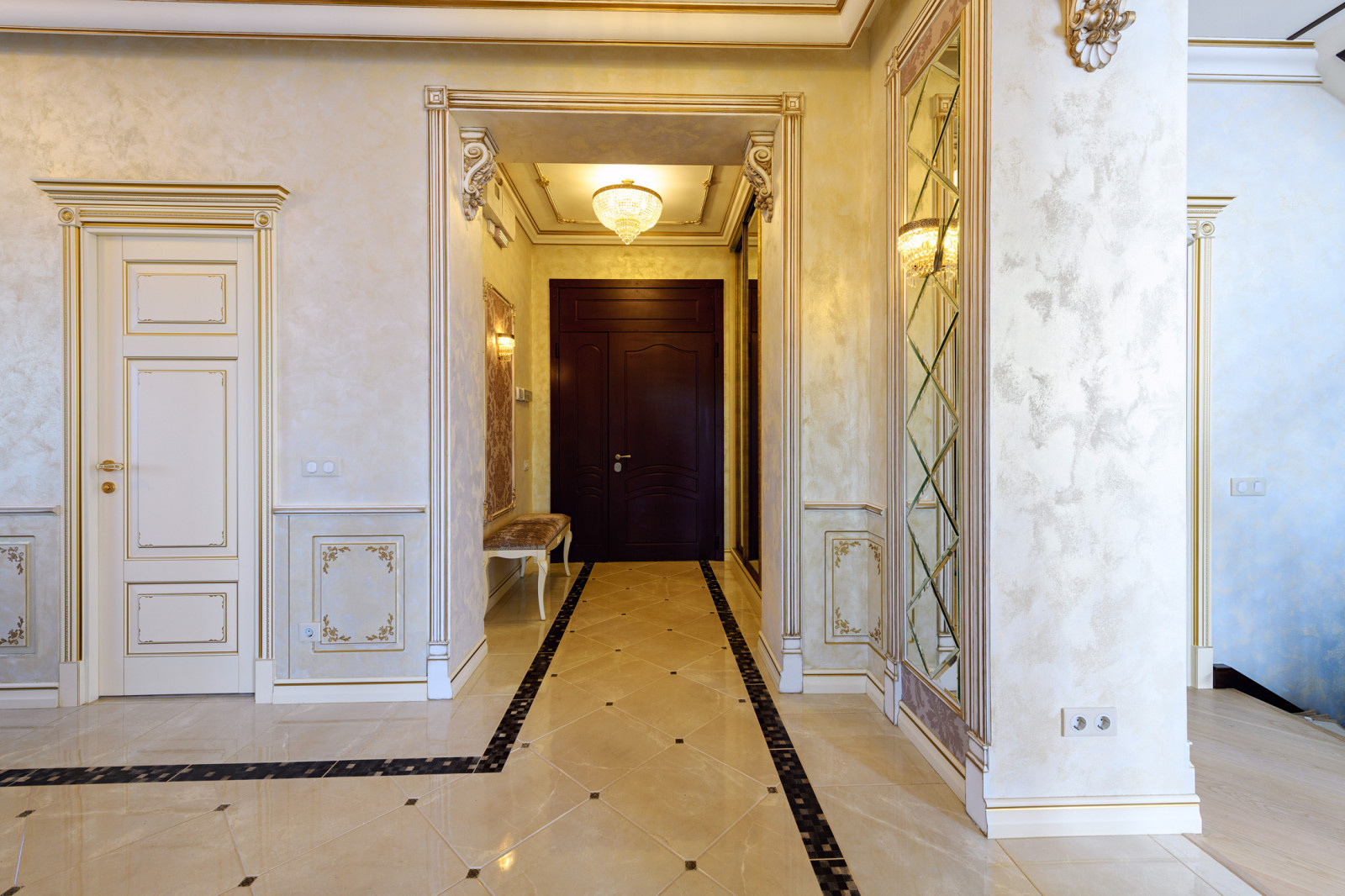 прихожая,холл в загородном доме