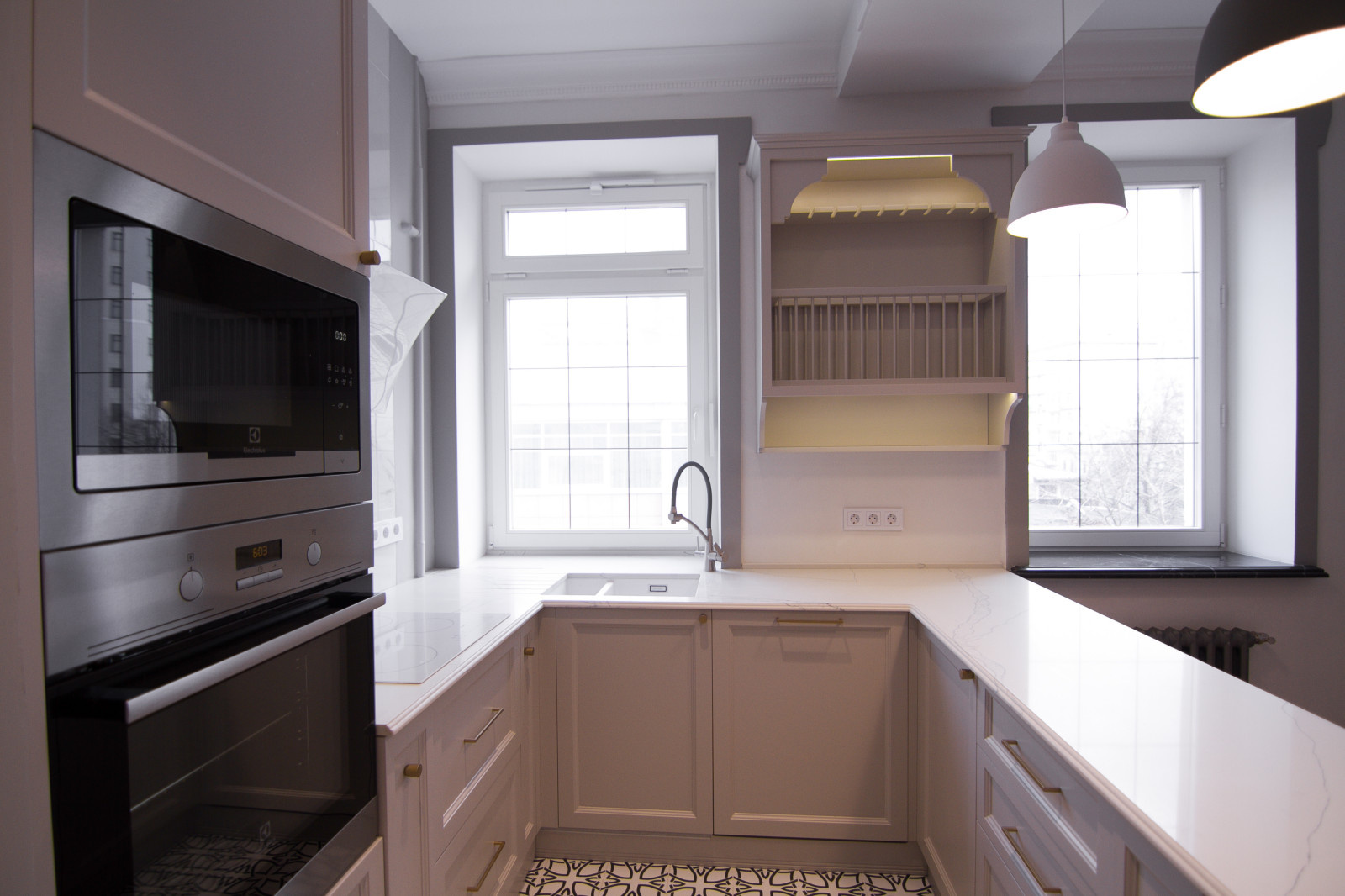 П-образная кухня с барной стойкой в сером цвете