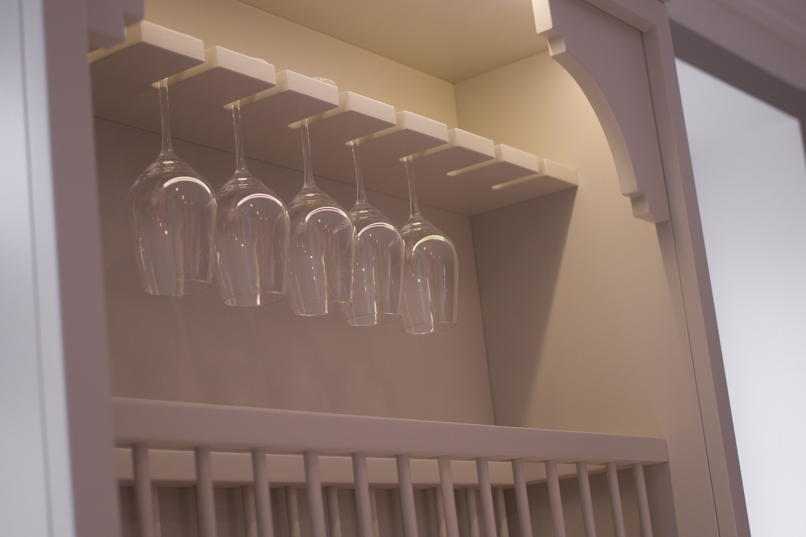 П-образная кухня с барной стойкой в сером цвете