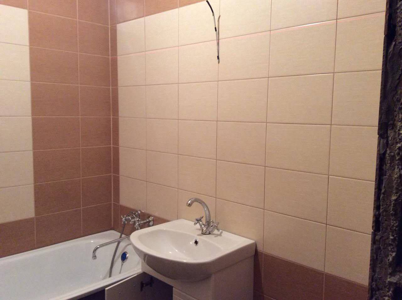 Процесс укладки плитки