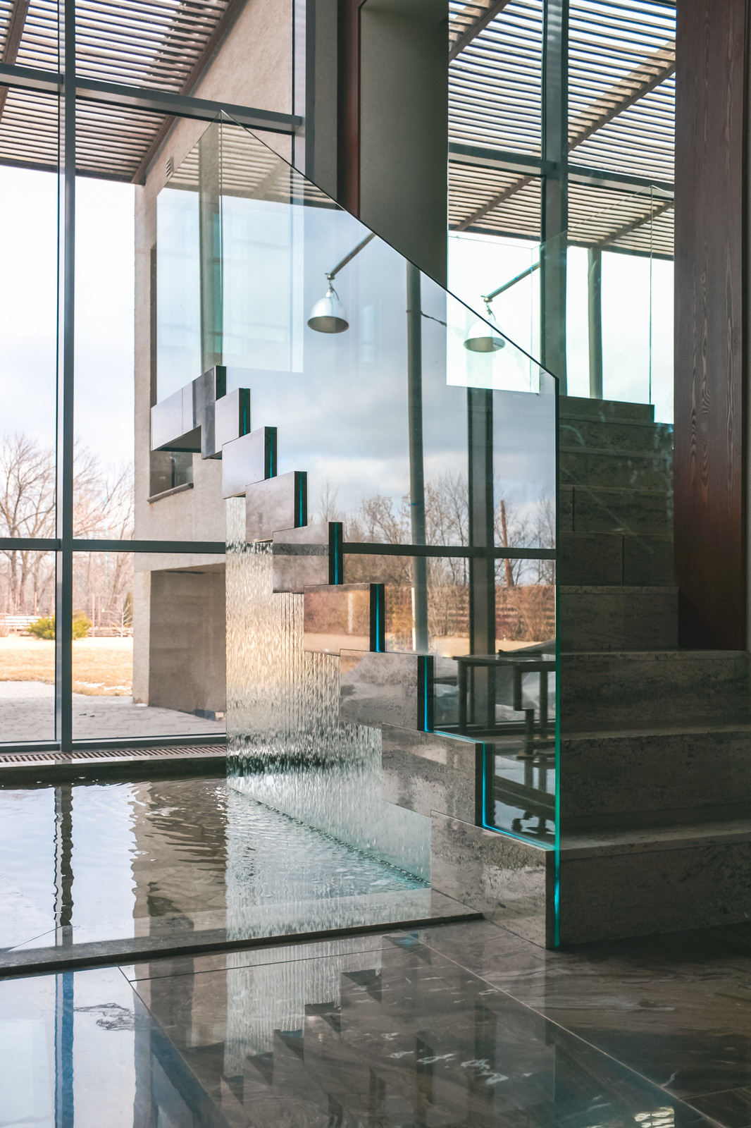 Загородный дом с лестницей-водопадом