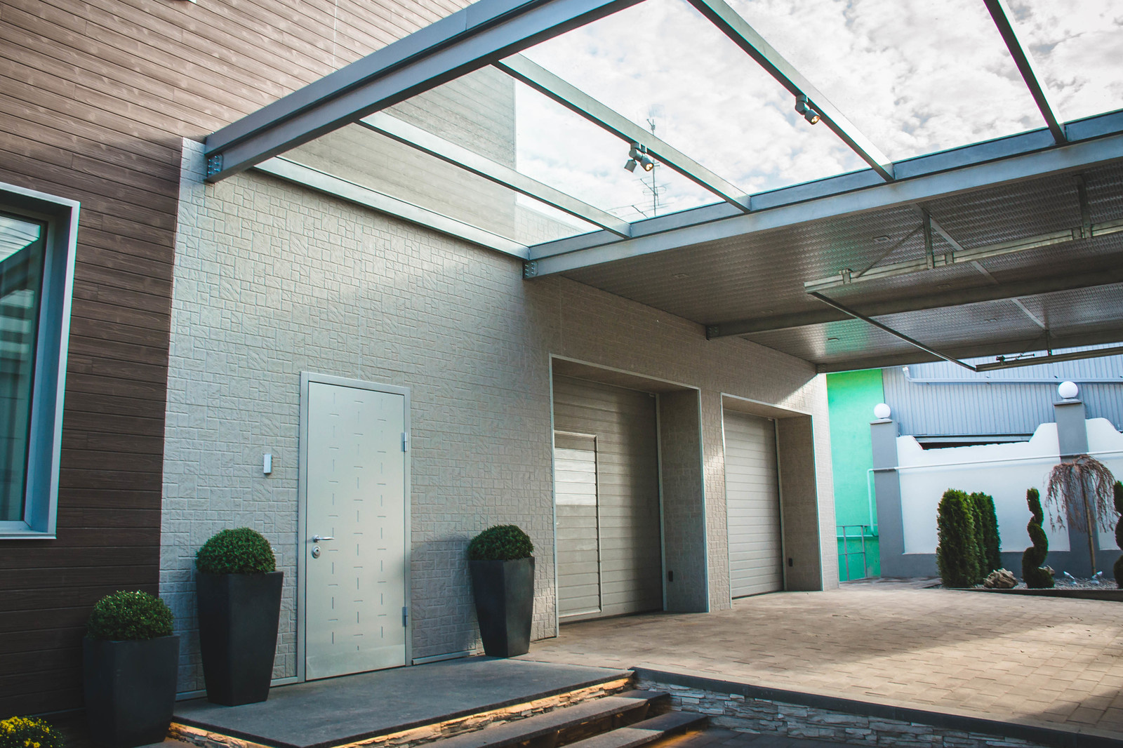 Дом в современном стиле с консольной лестницей