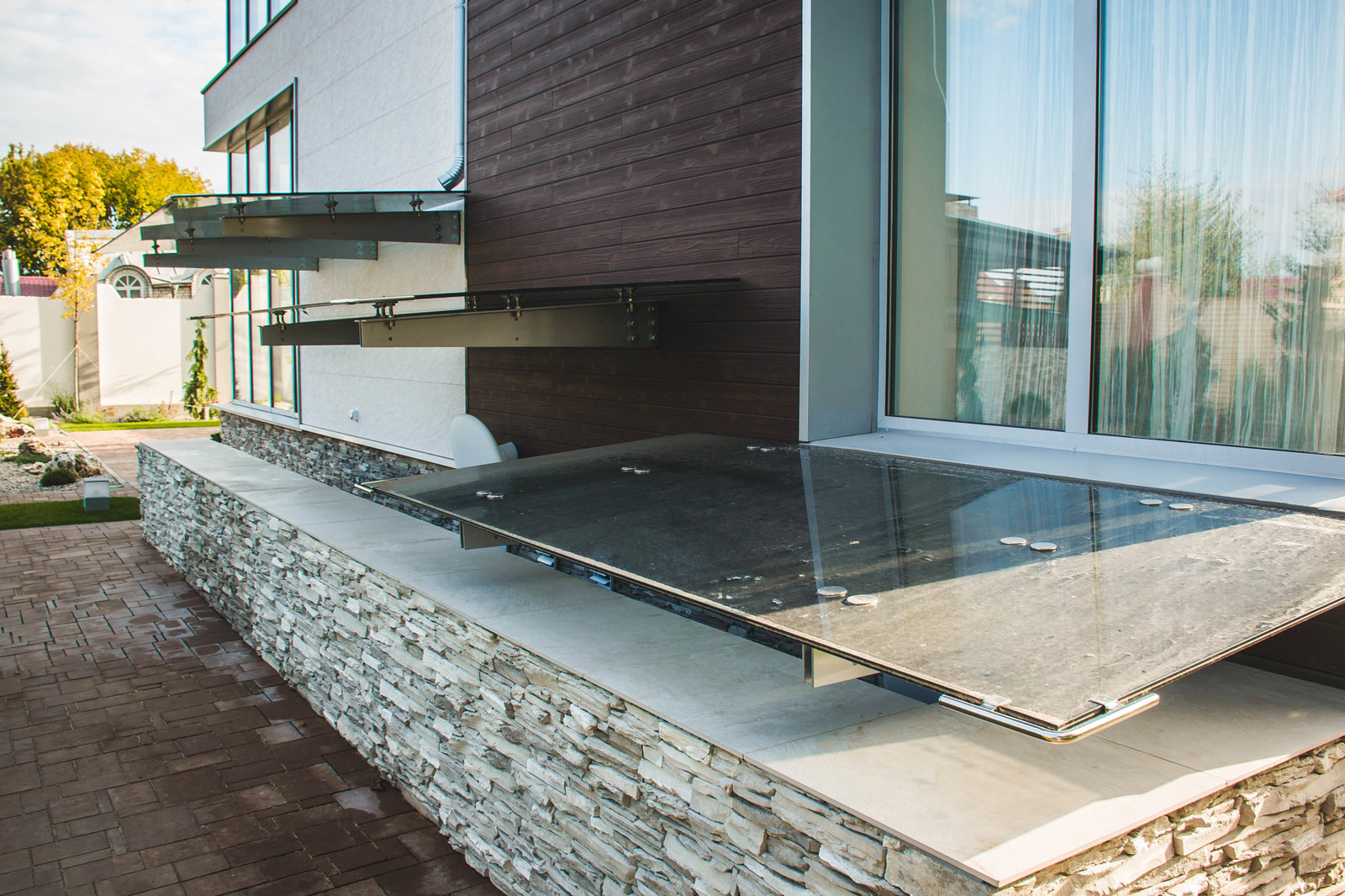 Дом в современном стиле с консольной лестницей