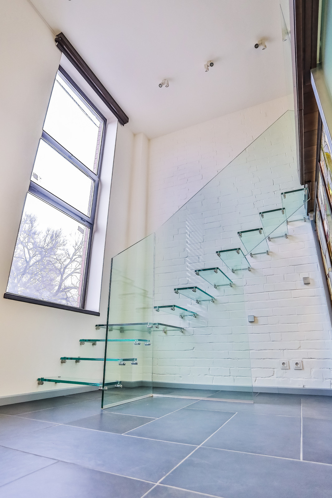 Офис со стеклянной лестницей