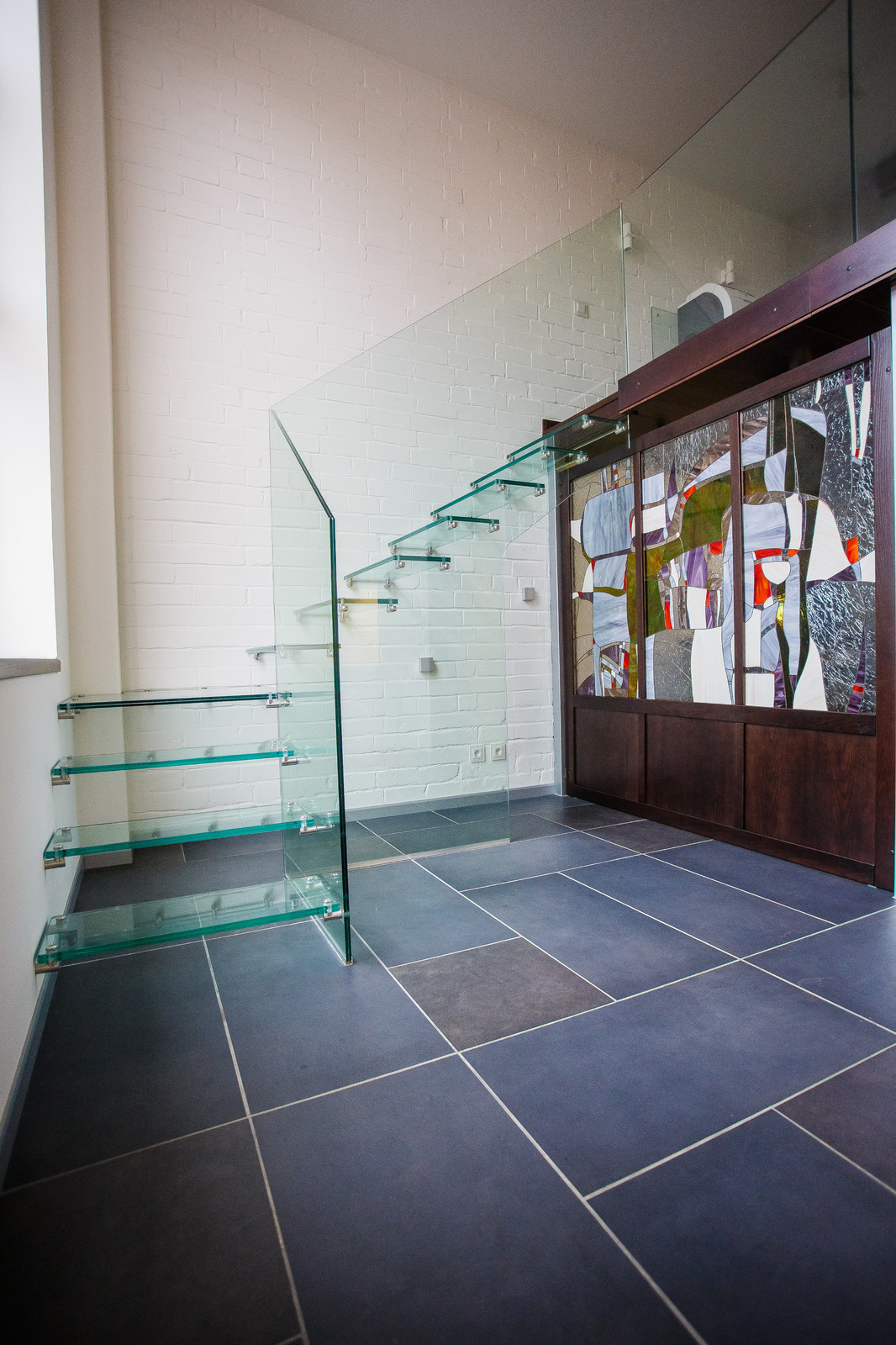 Офис со стеклянной лестницей