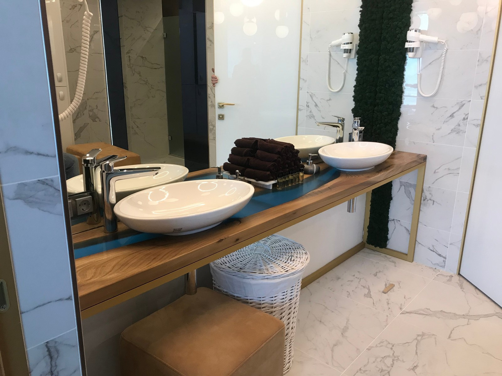 Консоли под раковины для СПА-Центра