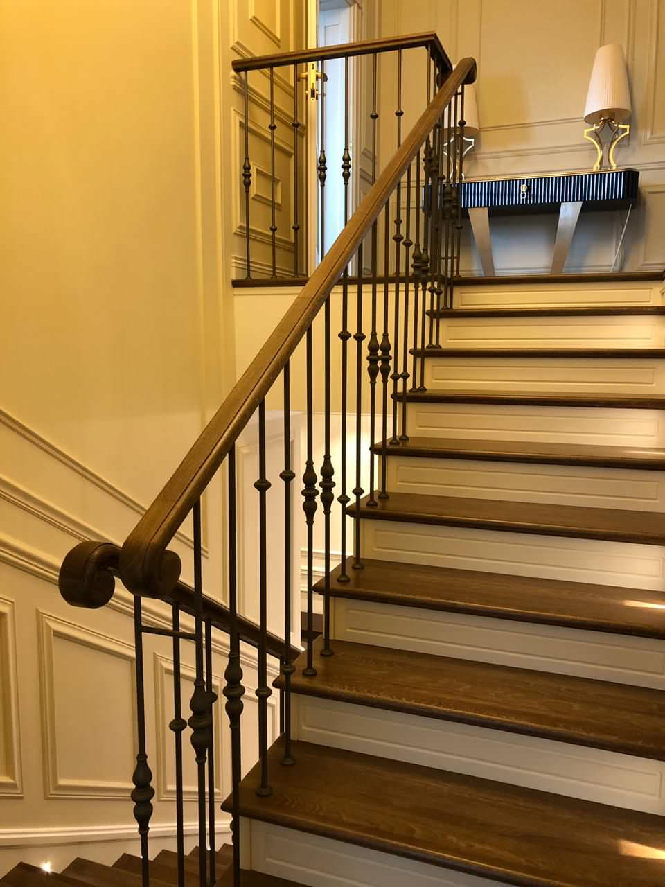 Облицовка лестниц из бетона с токарными стойками (2019)