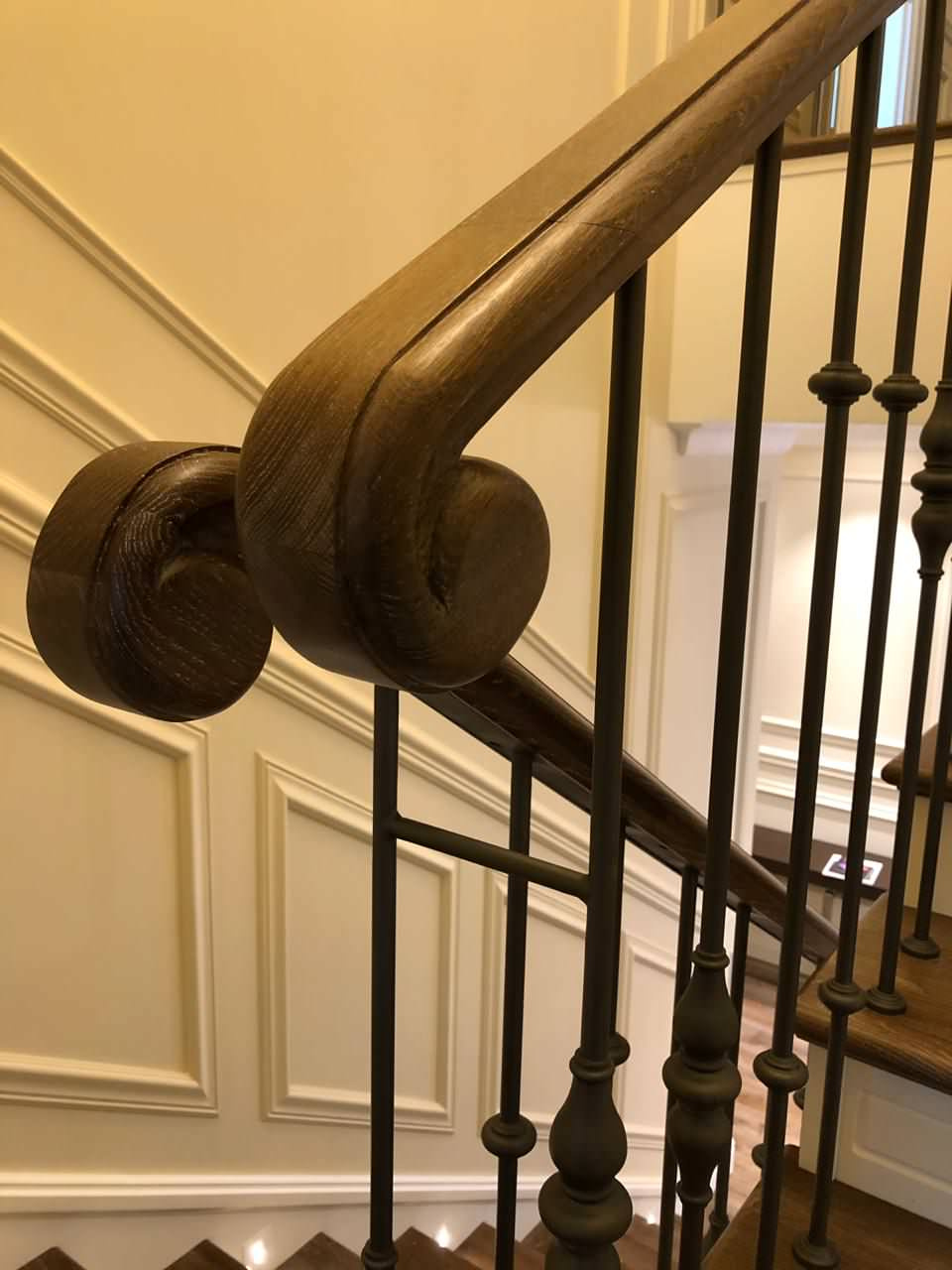 Облицовка лестниц из бетона с токарными стойками (2019)