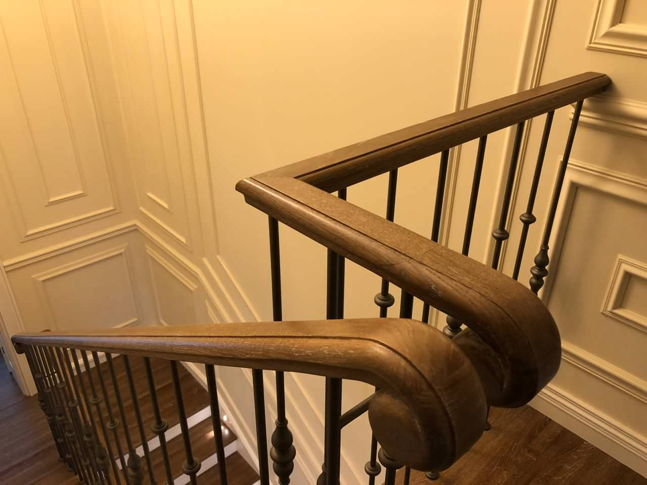 Облицовка лестниц из бетона с токарными стойками (2019)