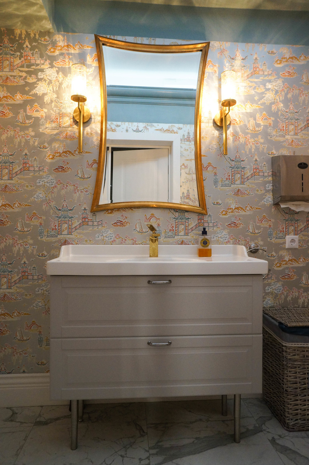 Санузел в мебельном салоне Berkley Home