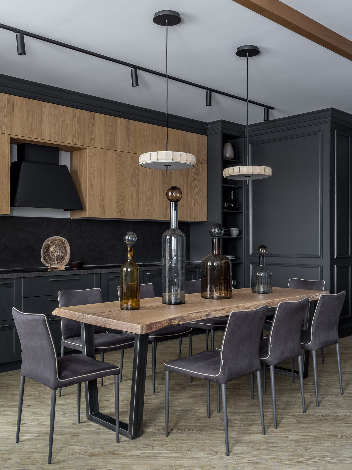 Вопрос: Как осветить темный интерьер