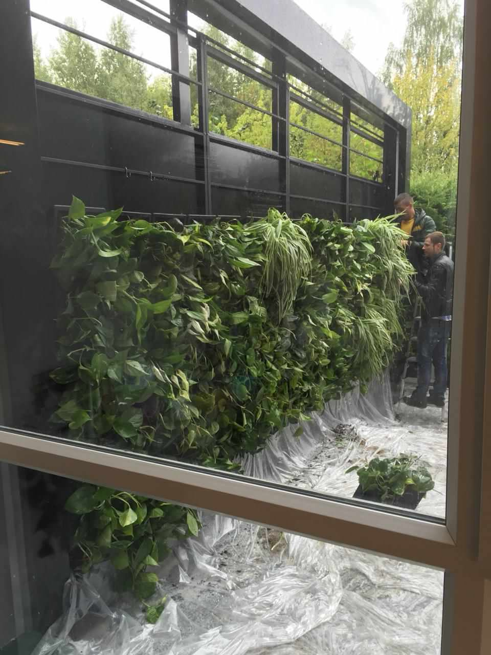 Открытая терраса на заднем дворике загородного дома