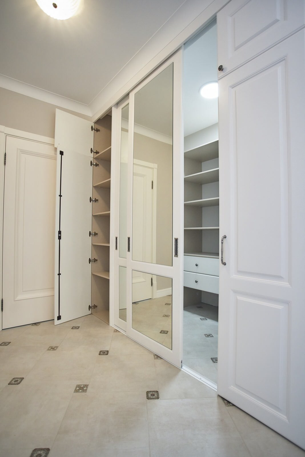 Гардеробная система классика raumplus с раздвижными и распашными дверьми