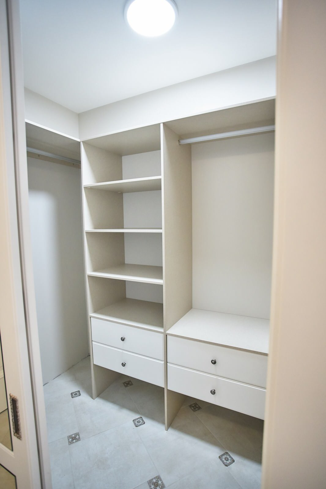 Гардеробная система классика raumplus с раздвижными и распашными дверьми